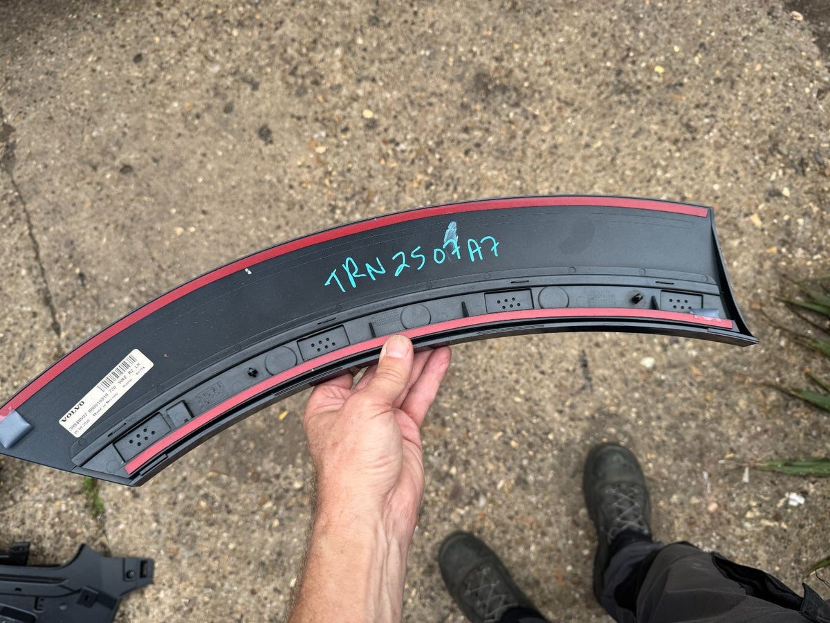 VOLVO XC60 MK2 Left Wheel Arch 39848597 31650209