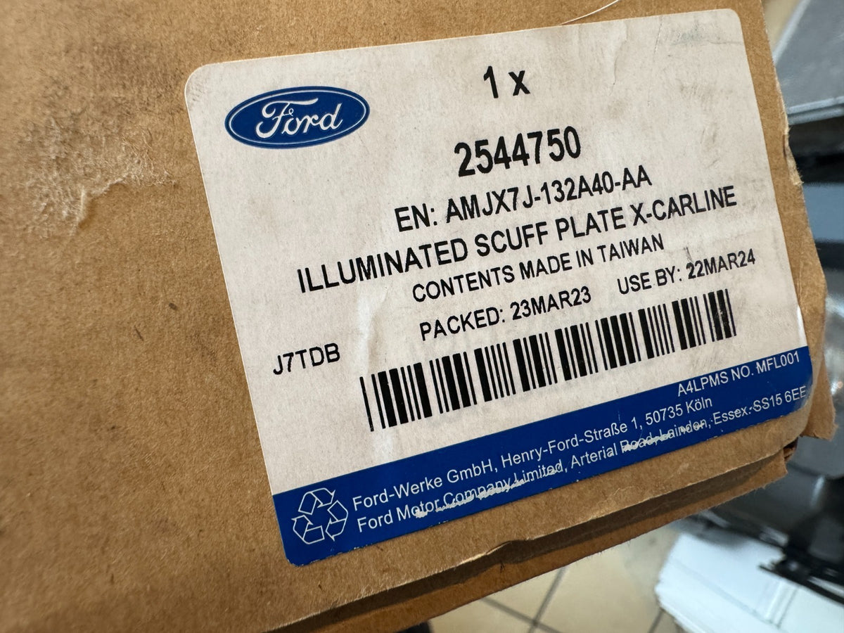 แผ่นกันรอยขอบประตูมีไฟ ST LINE หน้า แท้ FORD PUMA FOCUS ECOSPORT 2544750