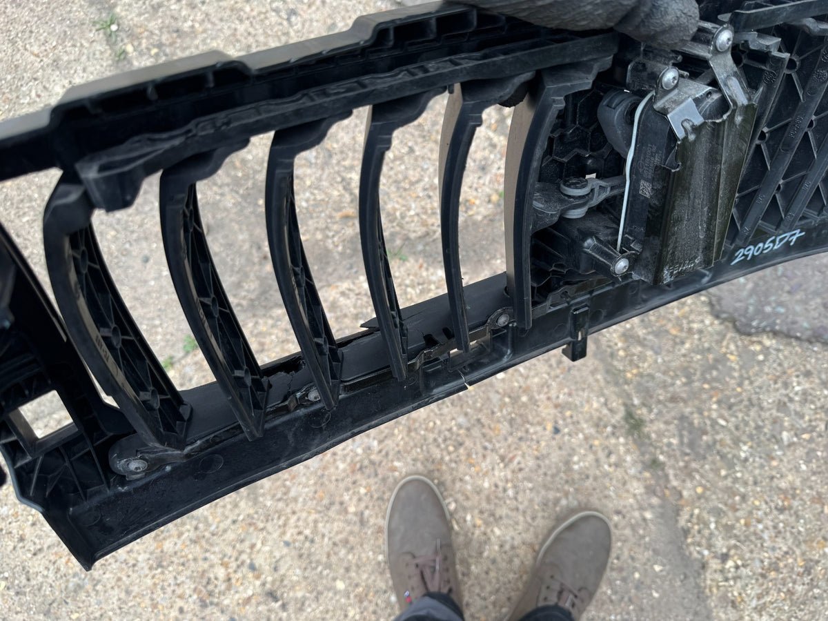Grille Radiator Depan BMW G26 5A1E917 4 Series 2022 24494642 PECAH
