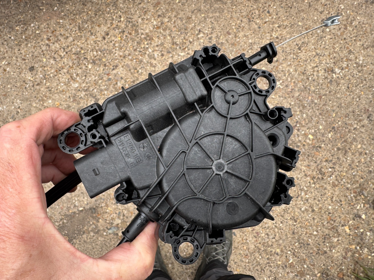 m8e2-404c10-cc Range Rover actuator L460 LEFT HAND LOWER LR153799