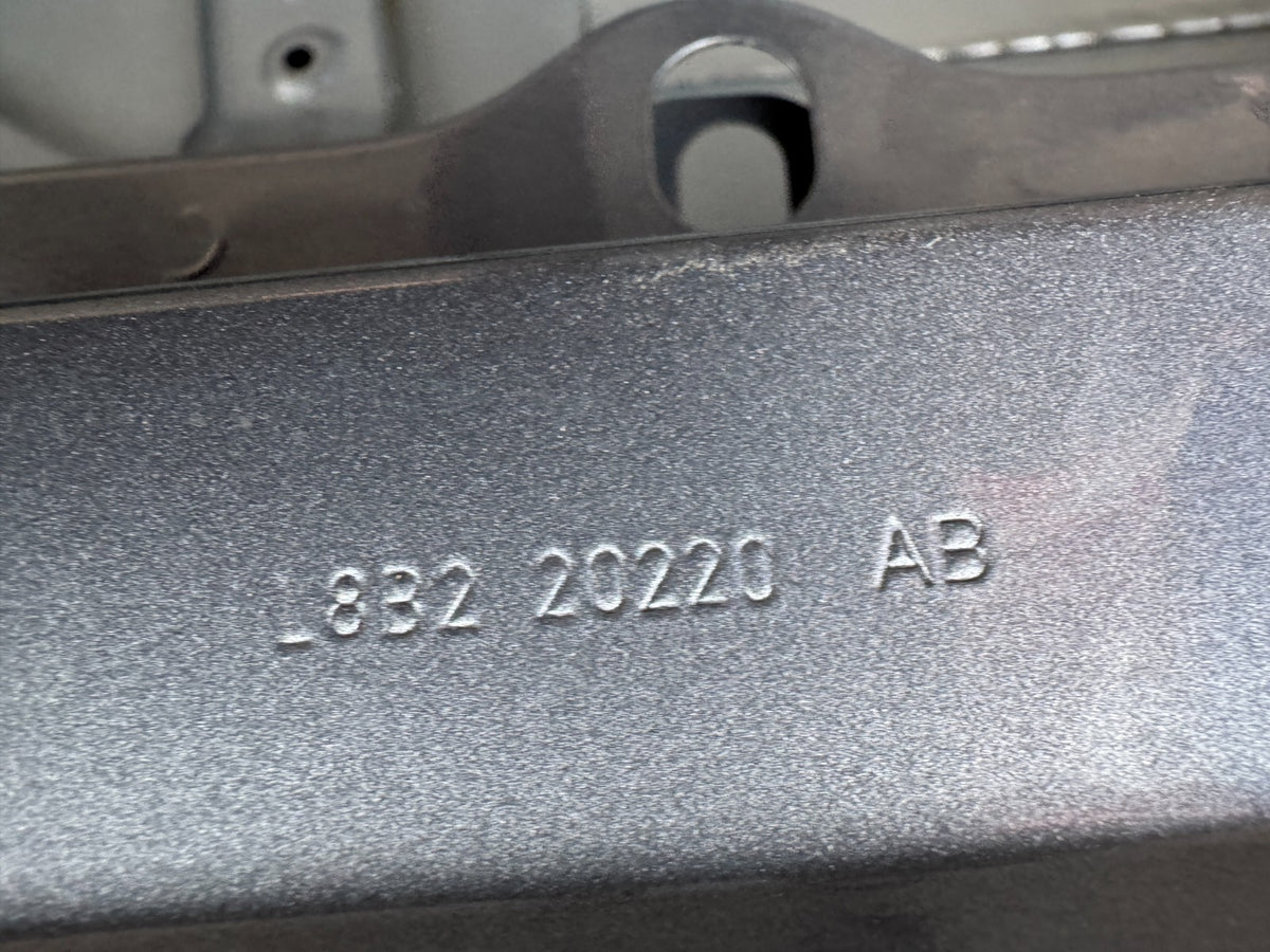 2020 -2025 Land Rover Defender 前右側車門 L8B2-20220AB L8B220220 L663