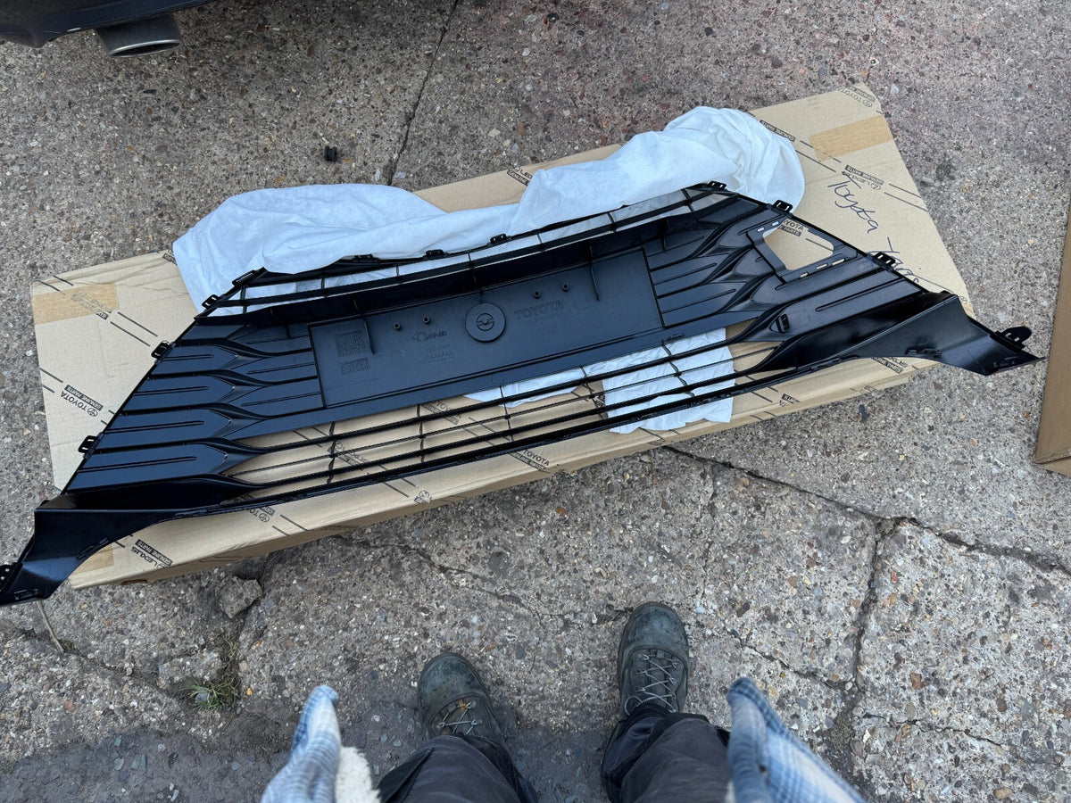 NEW GENUINE Toyota Yaris Front Bumper Grill 53102-0D130