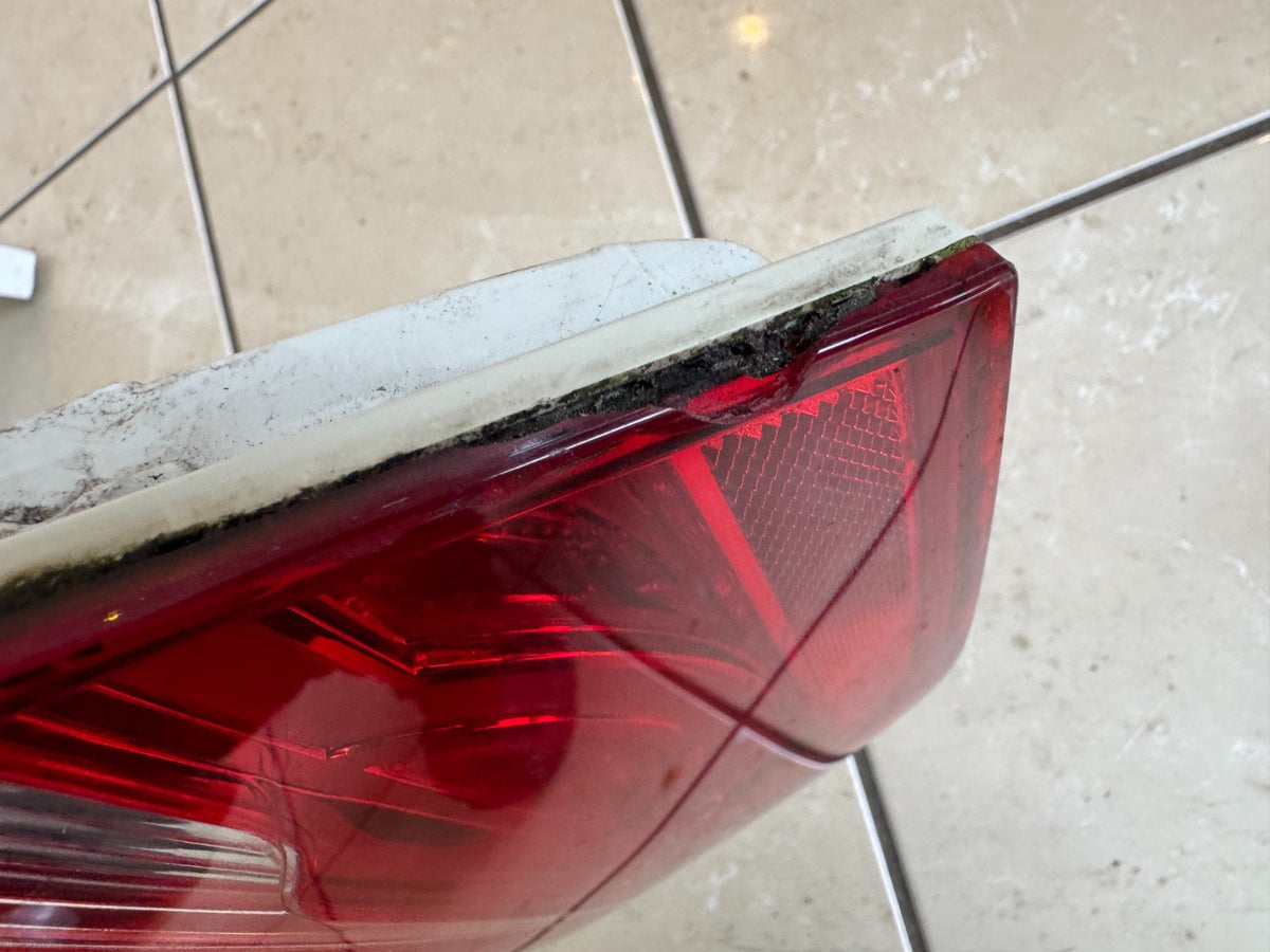 ไฟท้ายดวงใน / ไฟตัดหมอกหลัง ขวา แท้ Jaguar XE Range - T4N7914 มีตำหนิ