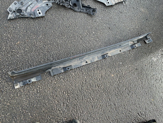 * 2021 - 2023 MERCEDES-BENZ W247 GLA สเกิร์ตข้างซ้าย A2476980900