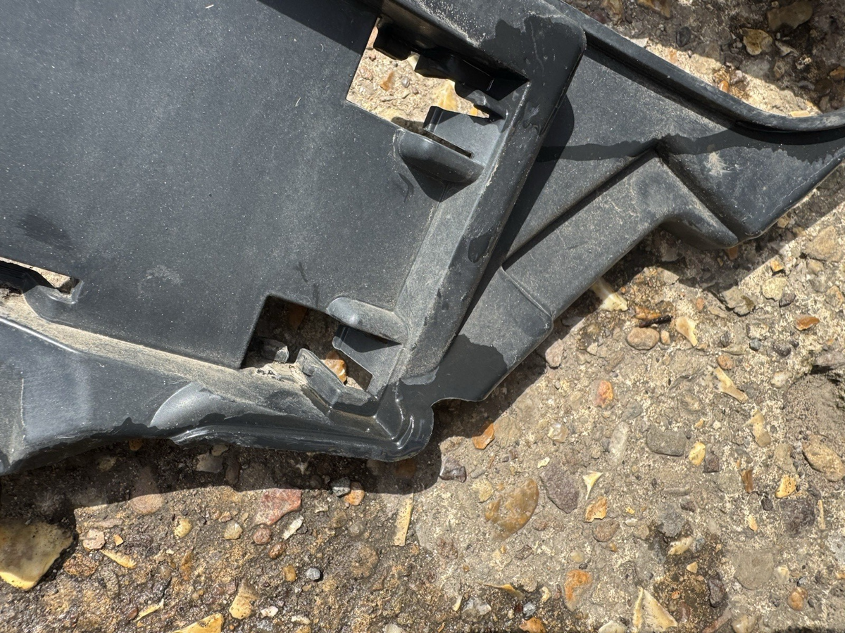 2024 LAND ROVER DISCOVERY V L462 Breket Bumper Belakang Kanan MY42-17A881-A