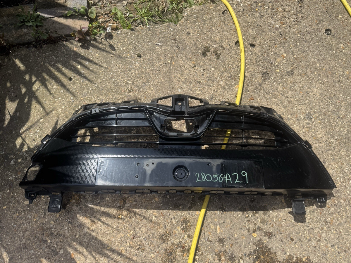 TOYOTA YARIS HATCHBACK 2020 ke atas GRILL RADIATOR ATAS BUMPER DEPAN 53111-K0020
