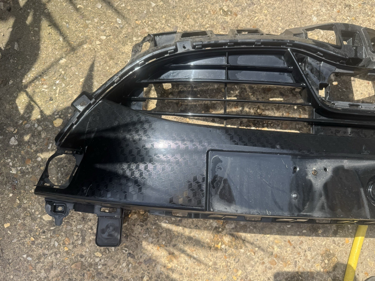 TOYOTA YARIS HATCHBACK 2020 ke atas GRILL RADIATOR ATAS BUMPER DEPAN 53111-K0020