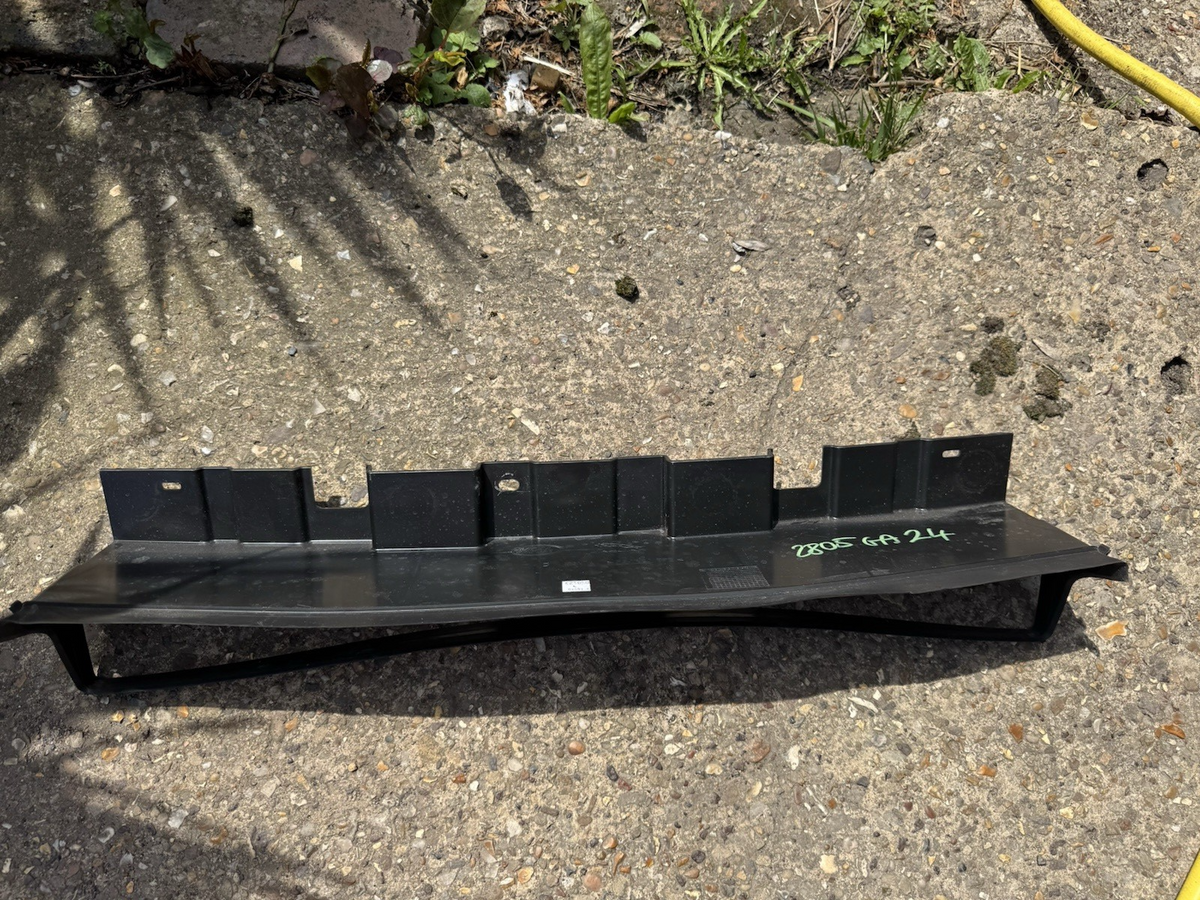 Ốp dẫn gió két nước Land Rover Discovery 5 L462 HY32-8327