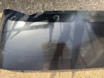 Bagian Bawah Bumper Depan Land Rover Defender L663 20 ON L8B2-17F011-A Original