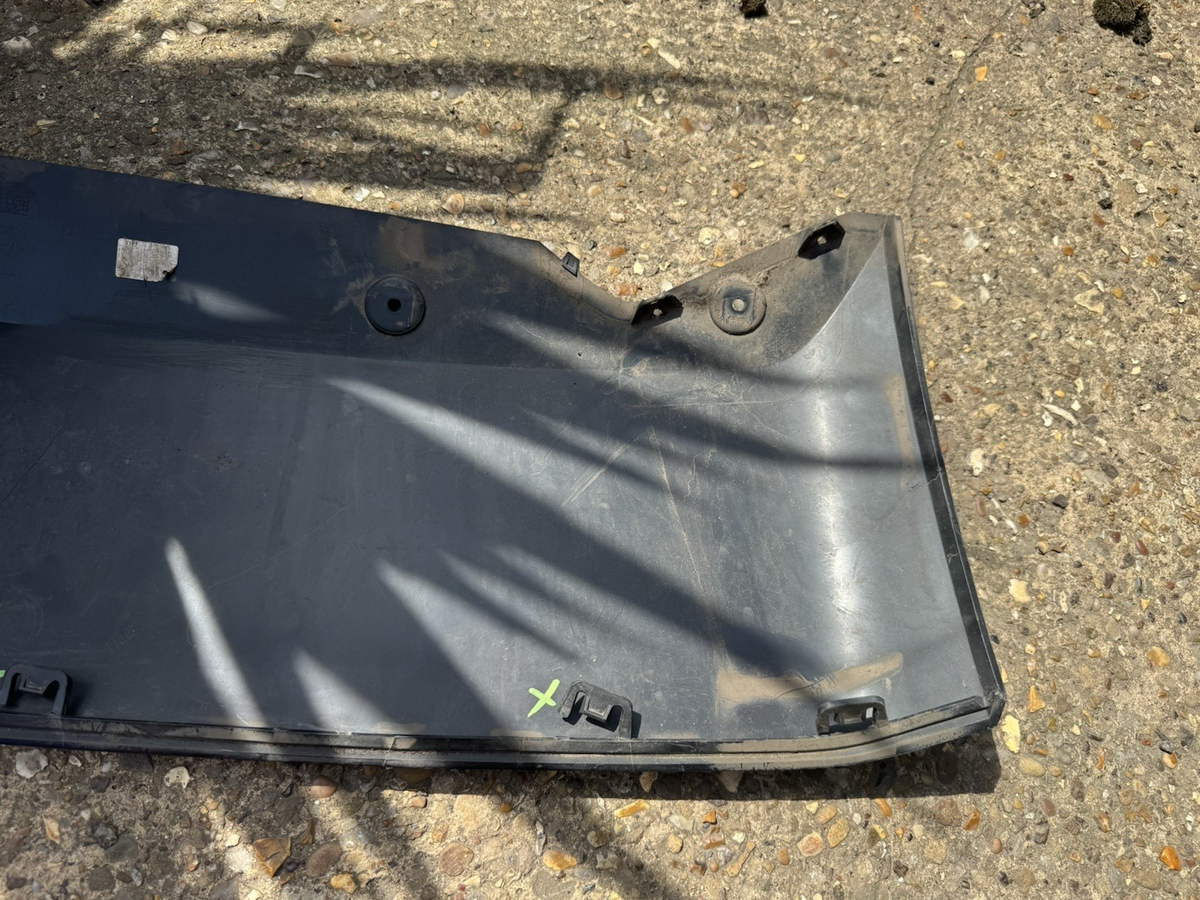 Bagian Bawah Bumper Depan Land Rover Defender L663 20 ON L8B2-17F011-A Original