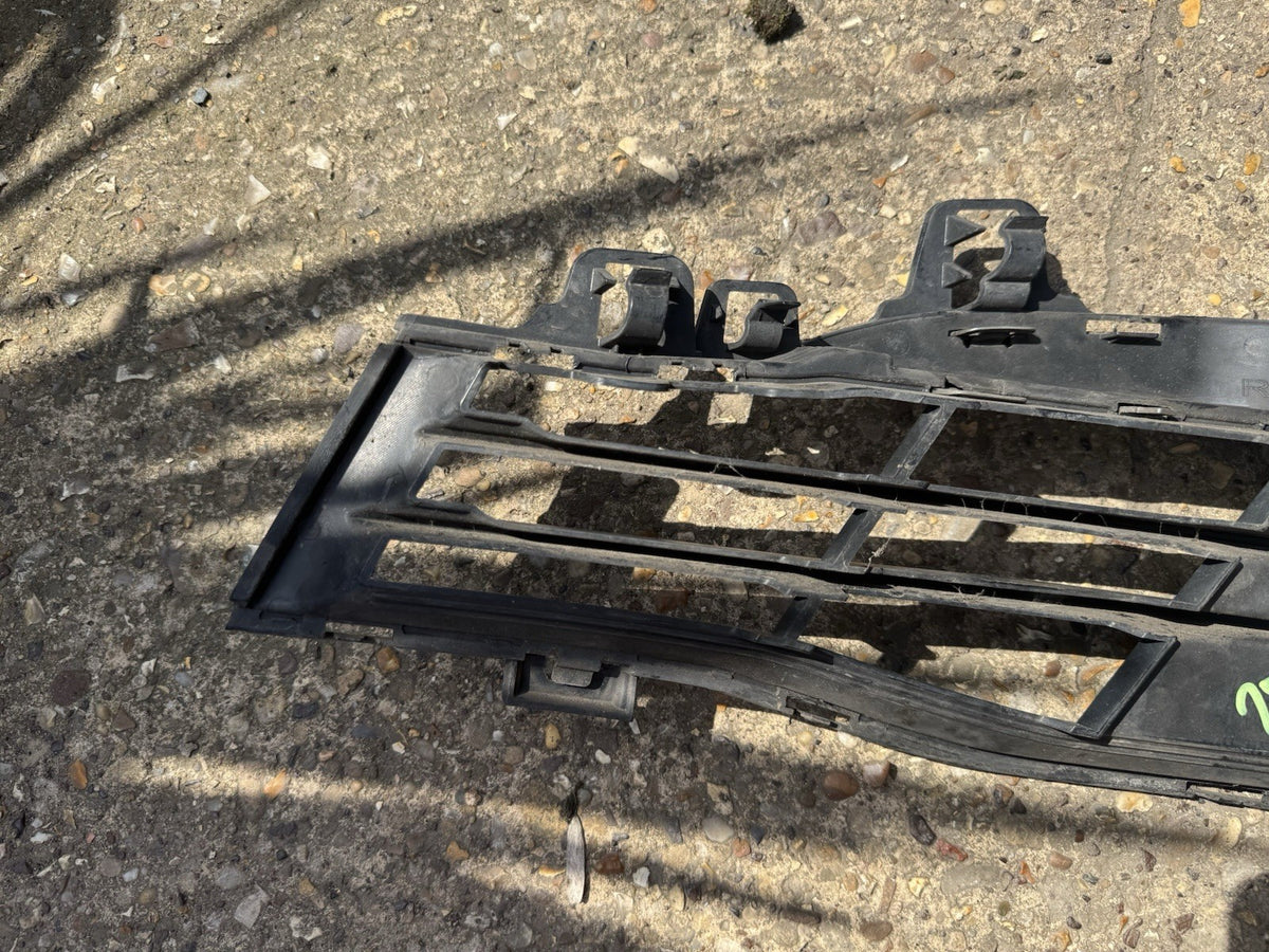 มีรอยร้าว! BMW F30 LCI F31 LCI OEM ฝาครอบช่องลมกันชนหน้า ขวา 51117396878