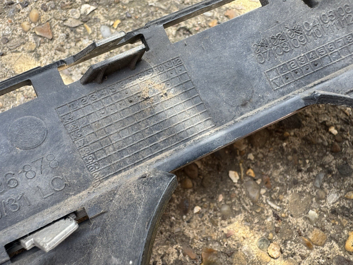 มีรอยร้าว! BMW F30 LCI F31 LCI OEM ฝาครอบช่องลมกันชนหน้า ขวา 51117396878