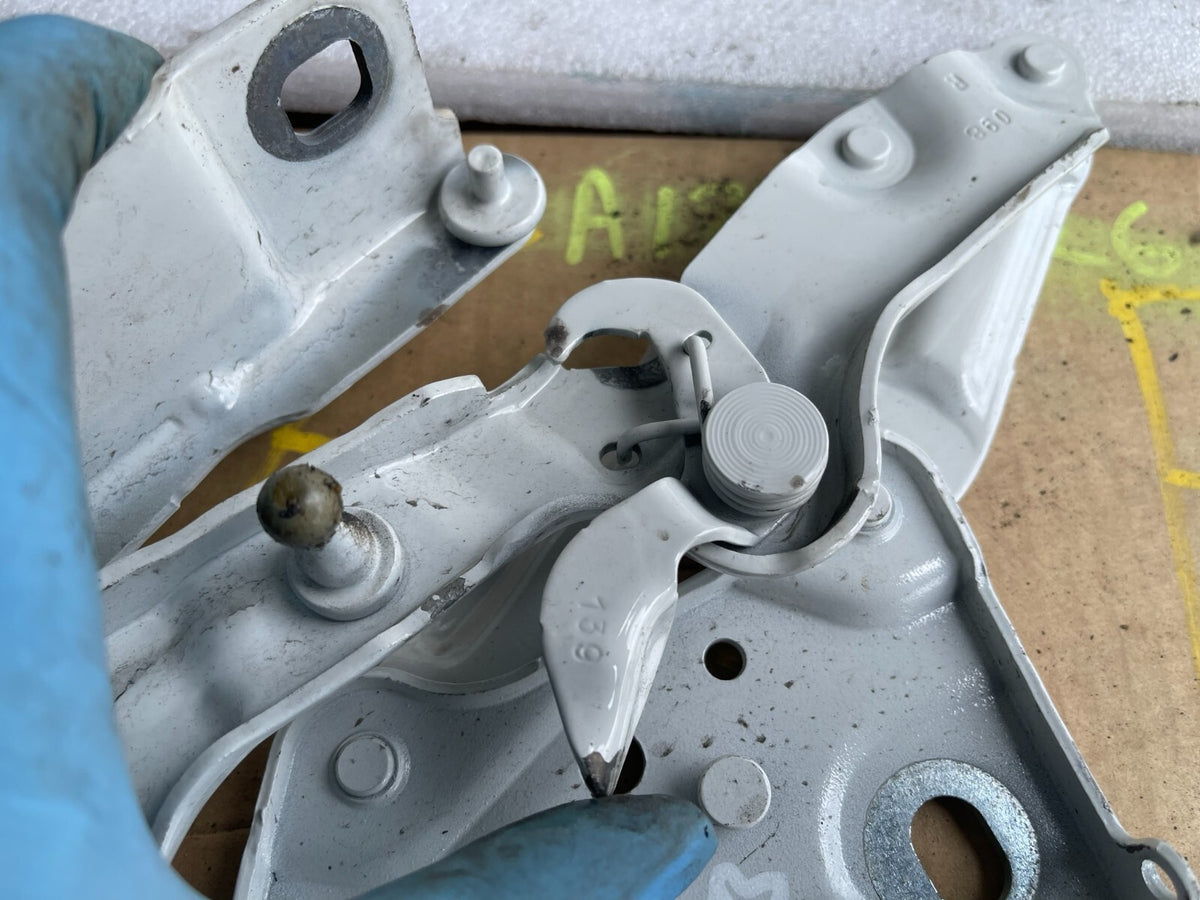 2020 BMW X5 G05 RH Front Right Side Hood Hinge 7418202