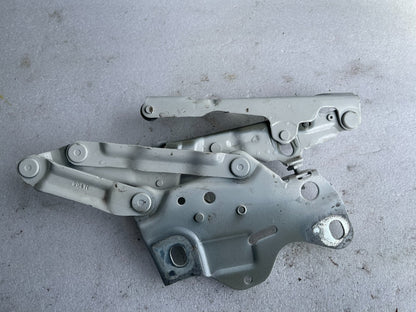 2020 BMW X5 G05 RH Front Right Side Hood Hinge 7418202