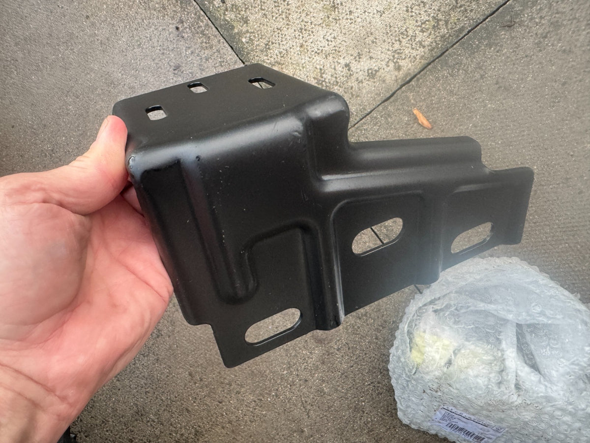 New Genuine IVECO Daily Front Bumper Mounting Bracket Right 5801630551