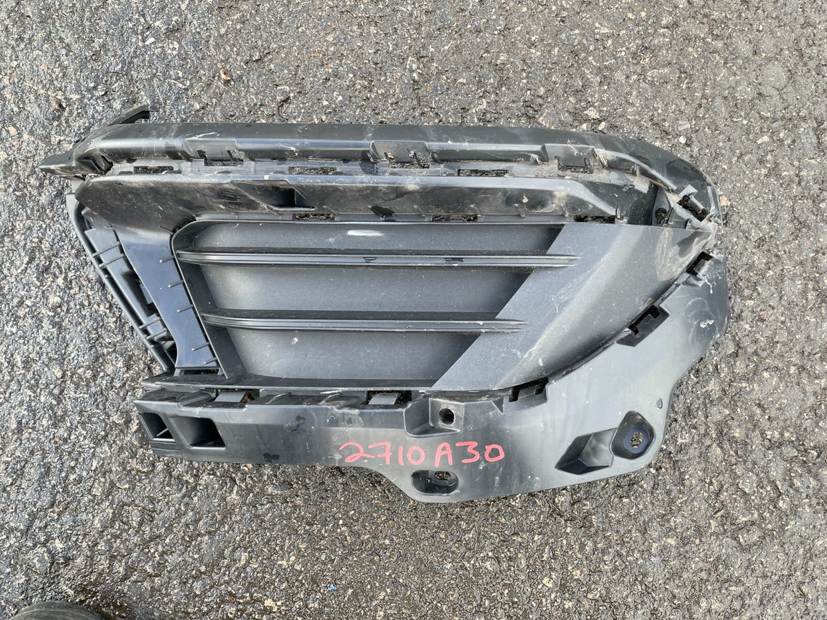 Lưới cản bên phải Kia Sportage V/5 86564-r2000
