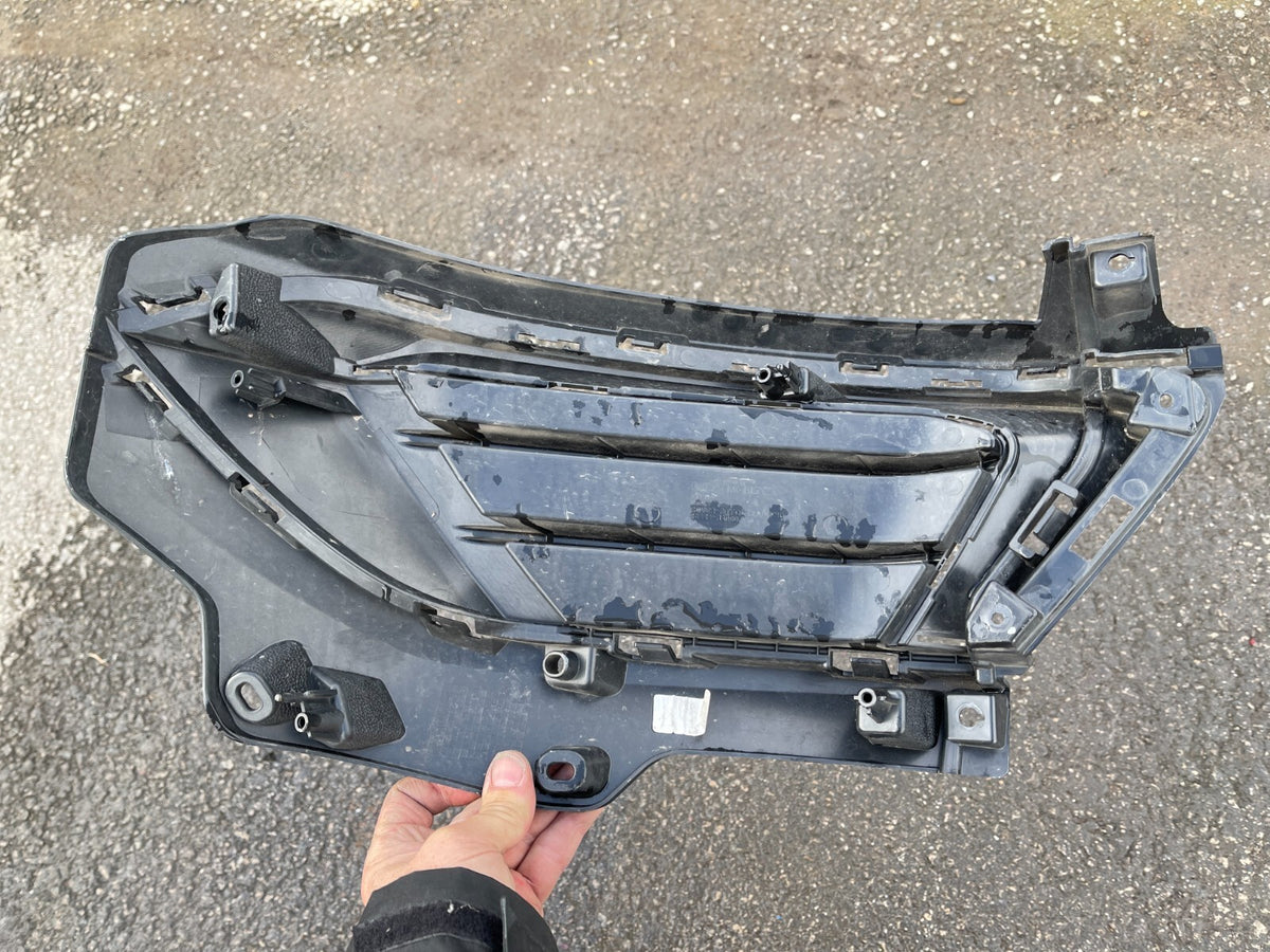 Lưới cản bên phải Kia Sportage V/5 86564-r2000