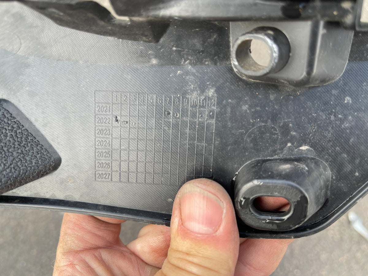 Lưới cản bên phải Kia Sportage V/5 86564-r2000