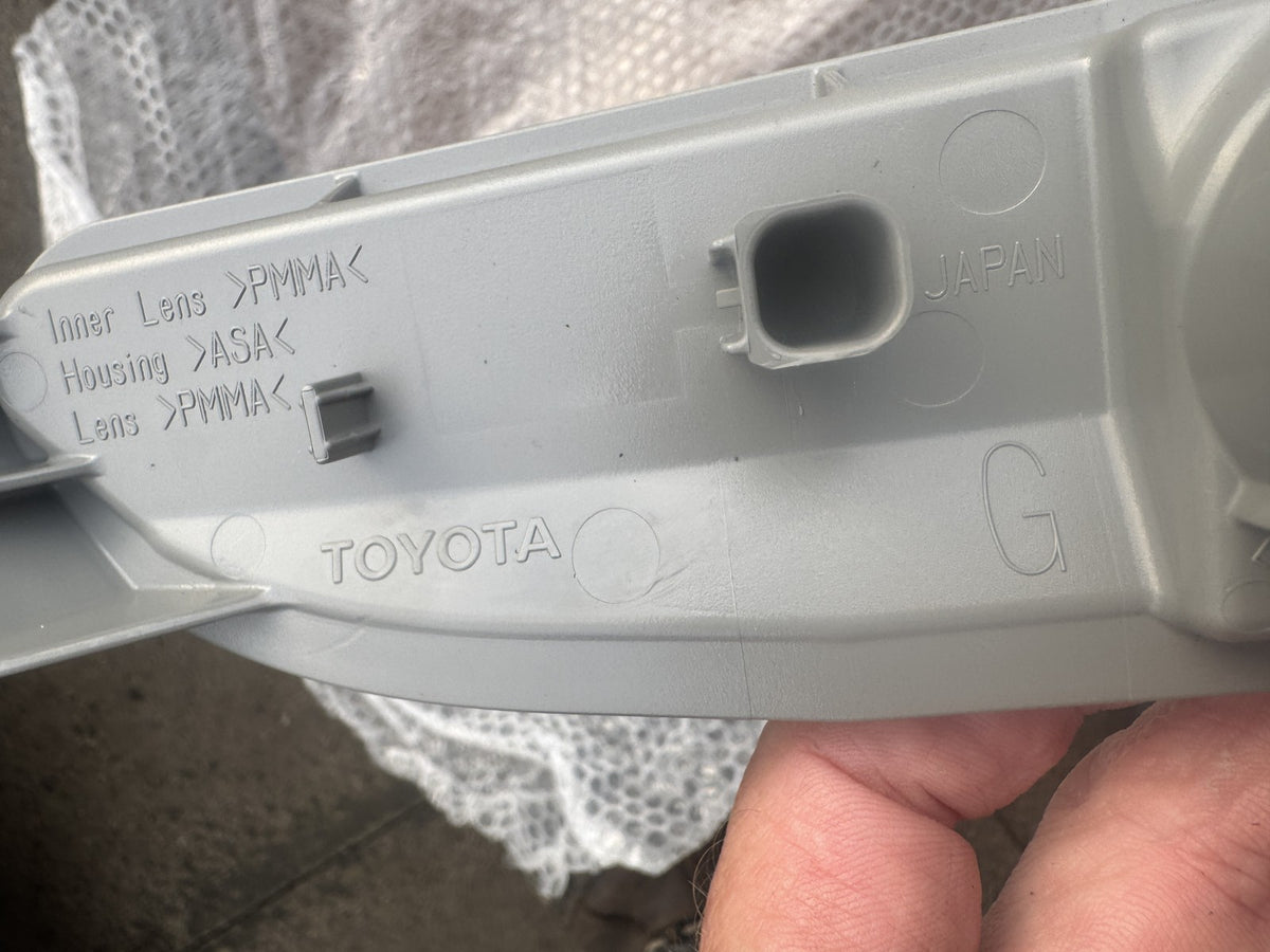 GENUINE TOYOTA YARIS XP210 2020-ON REAR REVERSE LAMP LENS BODY 81581-K0140 NEW