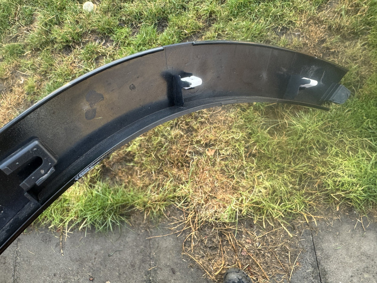 LAND ROVER DEFENDER 110 L663 REAR RIGHT WHEEL ARCH TRIM BLACK L8B2-290E22-BB
