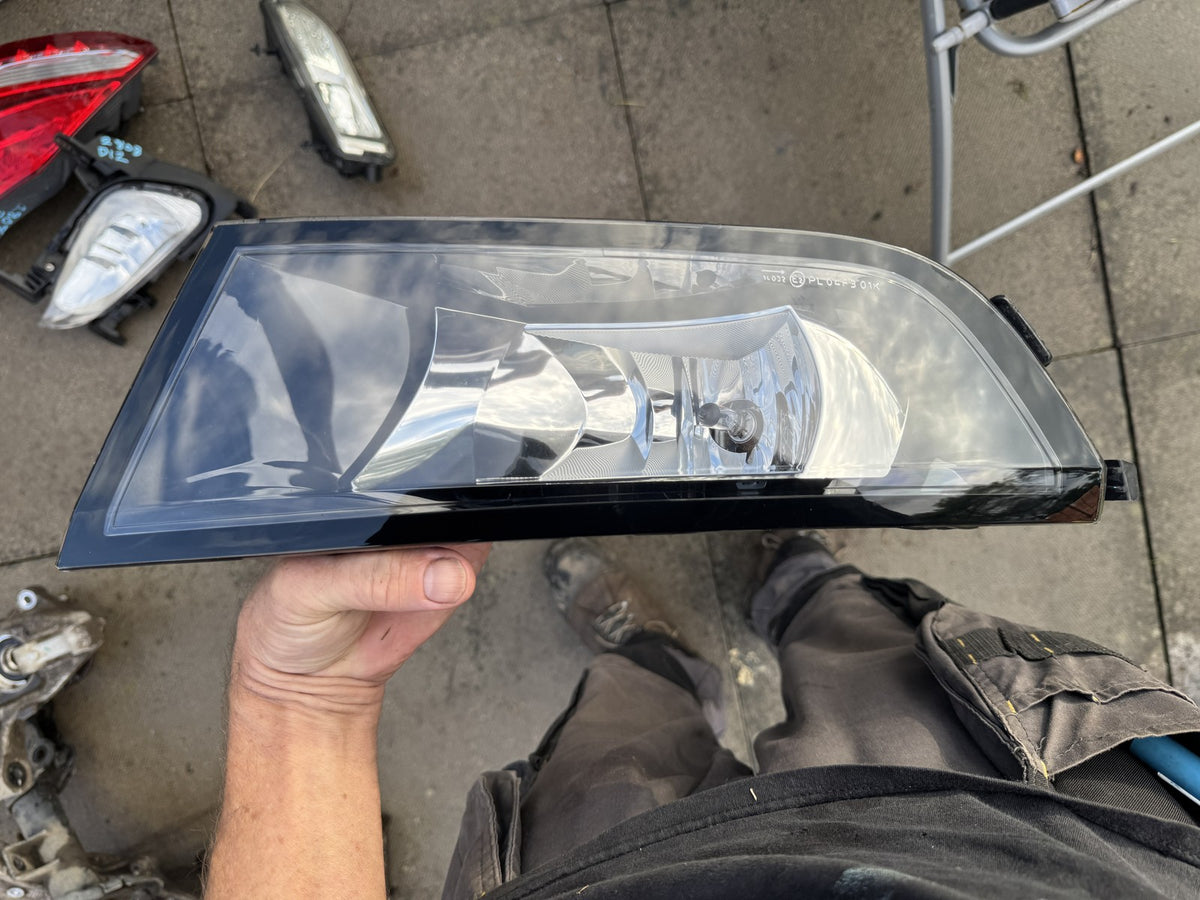 SKODA FABIA MK3 NJ 2018-2022 LEFT FRONT FOG LIGHT BLACK SURROUND 6V0941699A