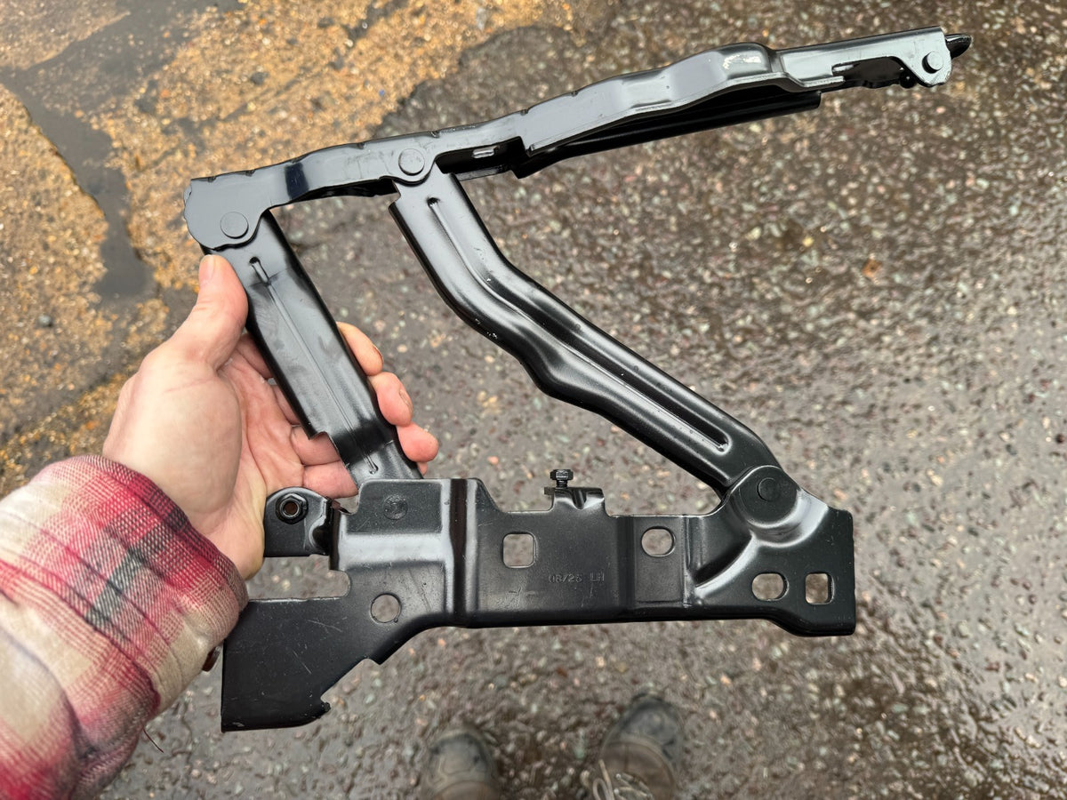 LAND ROVER RANGE ROVER SPORT L461 บานพับฝากระโปรงหน้าซ้าย M8E2-16801-AD