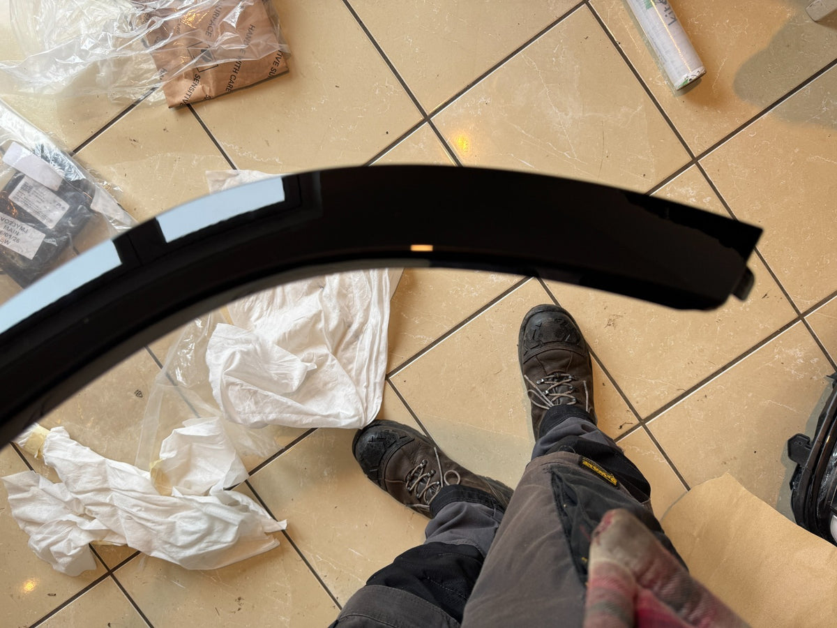 2026 LAND ROVER DEFENDER L663 110 LIST OVER FENDER BELAKANG KIRI 2020 ke atas L8B2290E23