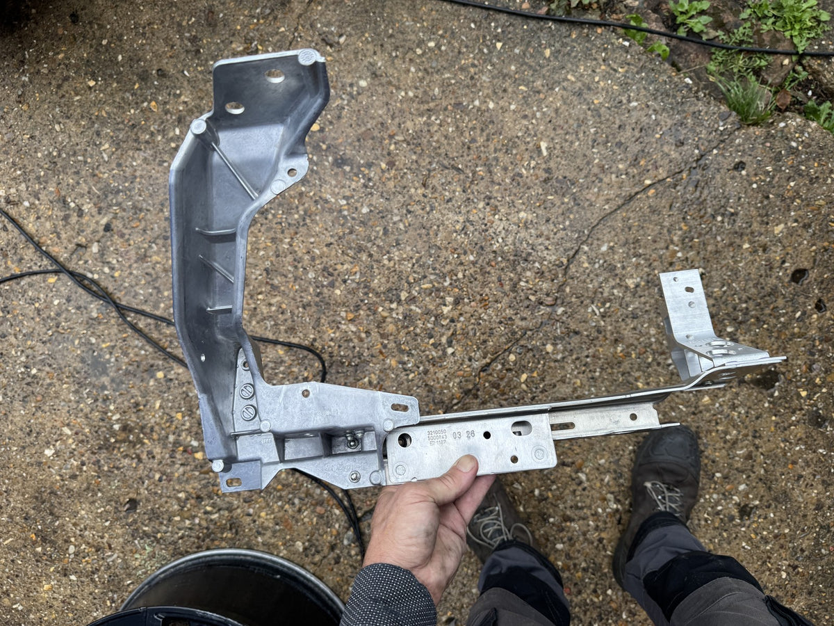 2026 RANGE ROVER VELAR L560 FACELIFT LEFT HEADLIGHT BRACKET 2024 on J8A200297AC