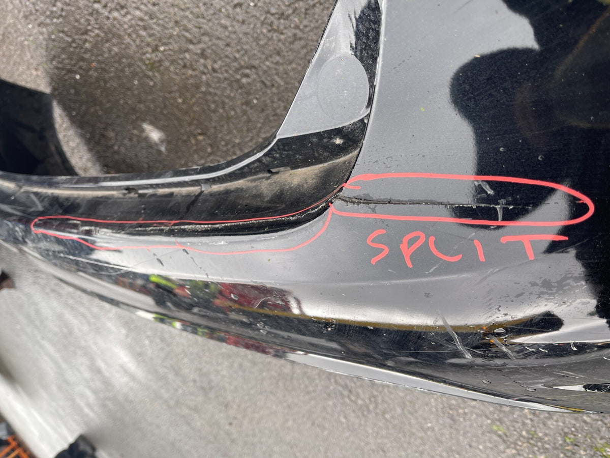กันชนหลัง FORD FIESTA 2009 - 2017 แท้ PN:8A6117906, 8A6117K823 มีรอยฉีกขาด