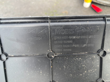 86390R2000 Hyundai / KIA NQ5e ABDECKUNG KÜHLERGRILL OBEN UND UNTEN