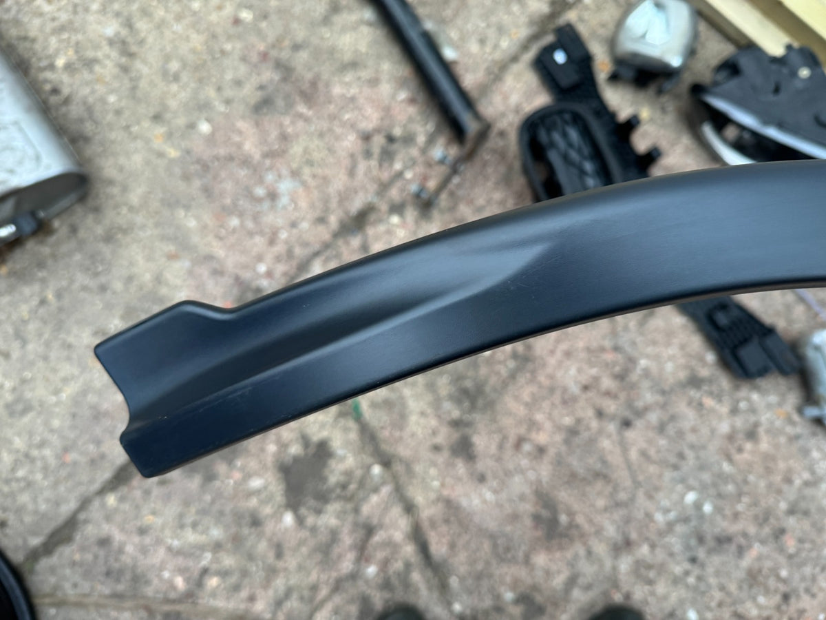 LAND ROVER DISCOVERY L550 2024 WHEEL ARCH TRIM RLH | LK72290E23A NO PDC