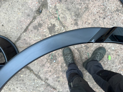 LAND ROVER DISCOVERY L550 2024 WHEEL ARCH TRIM RLH | LK72290E23A NO PDC