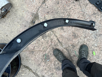 LAND ROVER DISCOVERY L550 2024 WHEEL ARCH TRIM RLH | LK72290E23A NO PDC