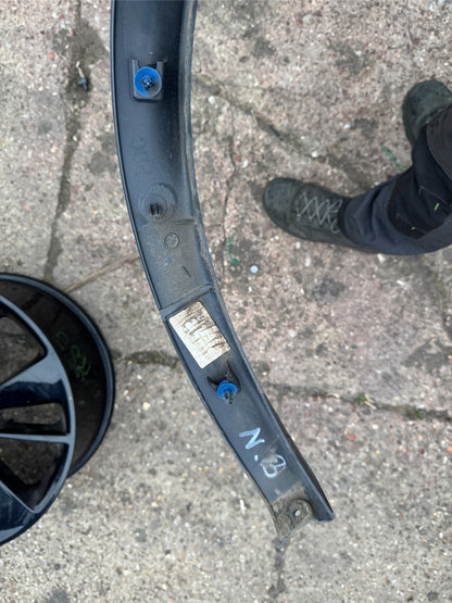 LAND ROVER DISCOVERY L550 2024 WHEEL ARCH TRIM RLH | LK72290E23A NO PDC