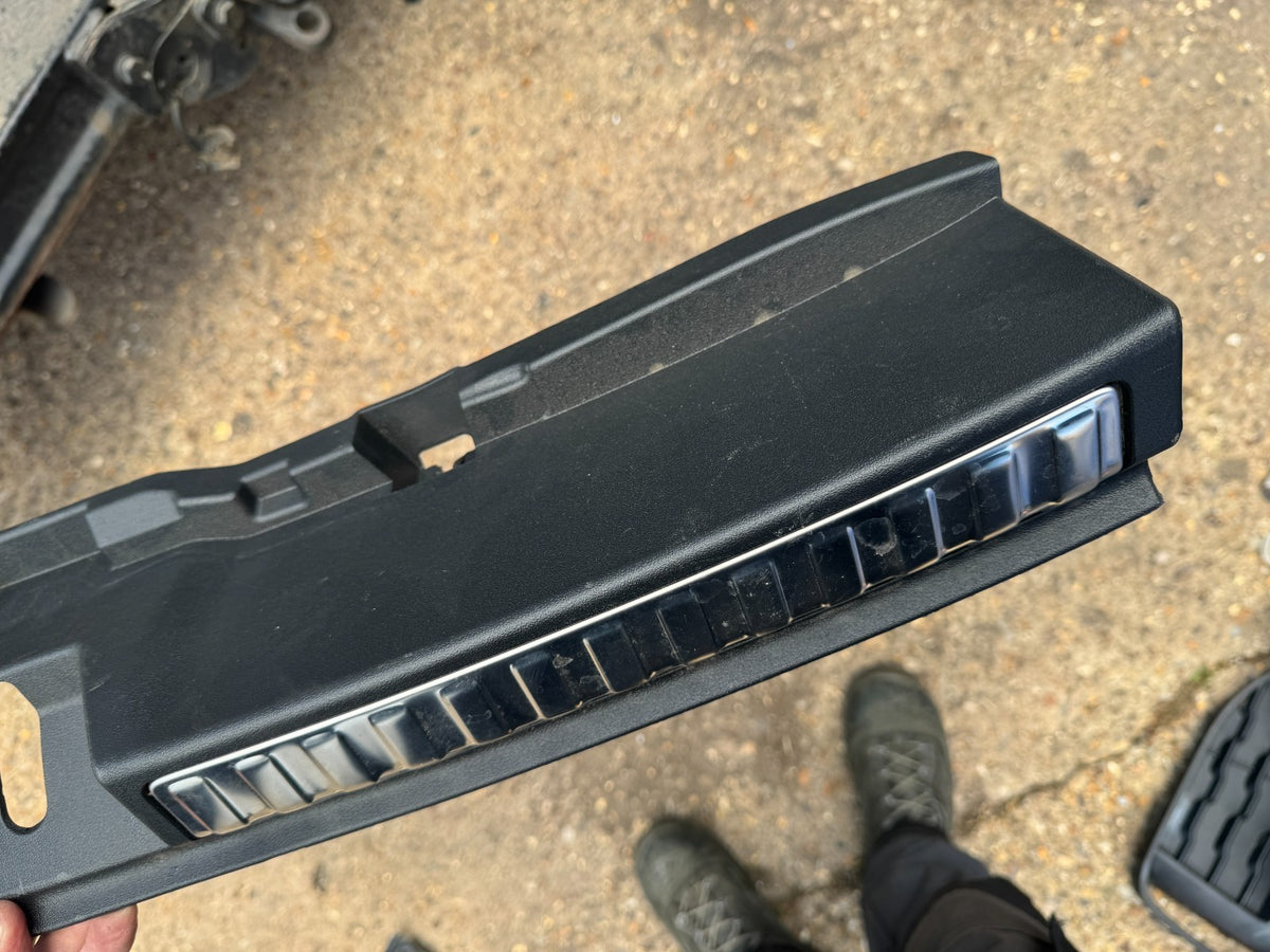 Audi A5 2025 Centre Trunk boot sill cover protection 8B9863471