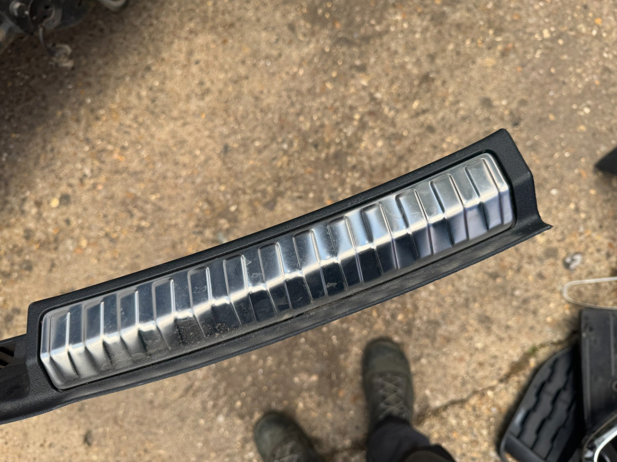 Audi A5 2025 Centre Trunk boot sill cover protection 8B9863471