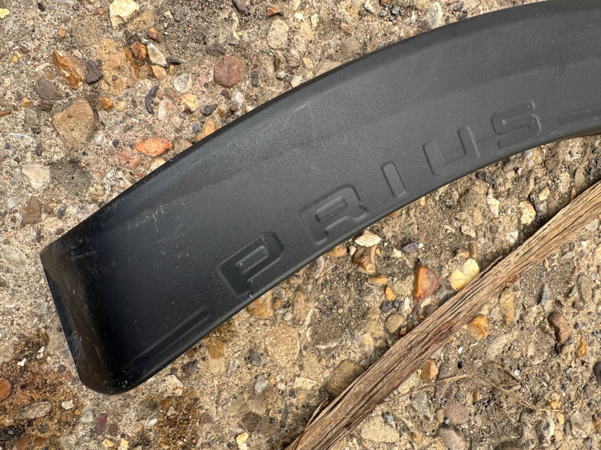 TOYOTA PRIUS W6 Rear Right Fender Arch Trim 75605-47010 Scratches