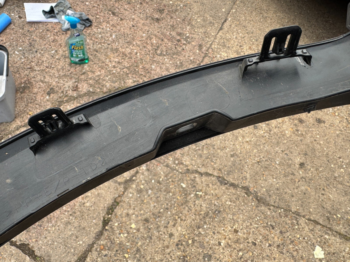 TOYOTA PRIUS W6 Rear Right Fender Arch Trim 75605-47010 Scratches