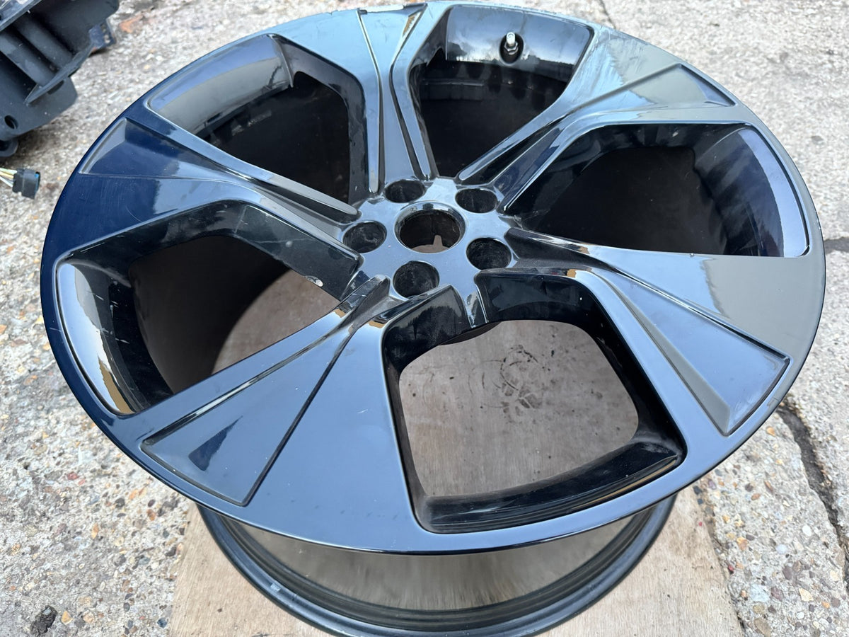 JAGUAR F-TYPE STYLE 5102 20" ล้อแม็กสีดำ T2R43122 ด้านหลังเสียหาย ล้อดุ้ง