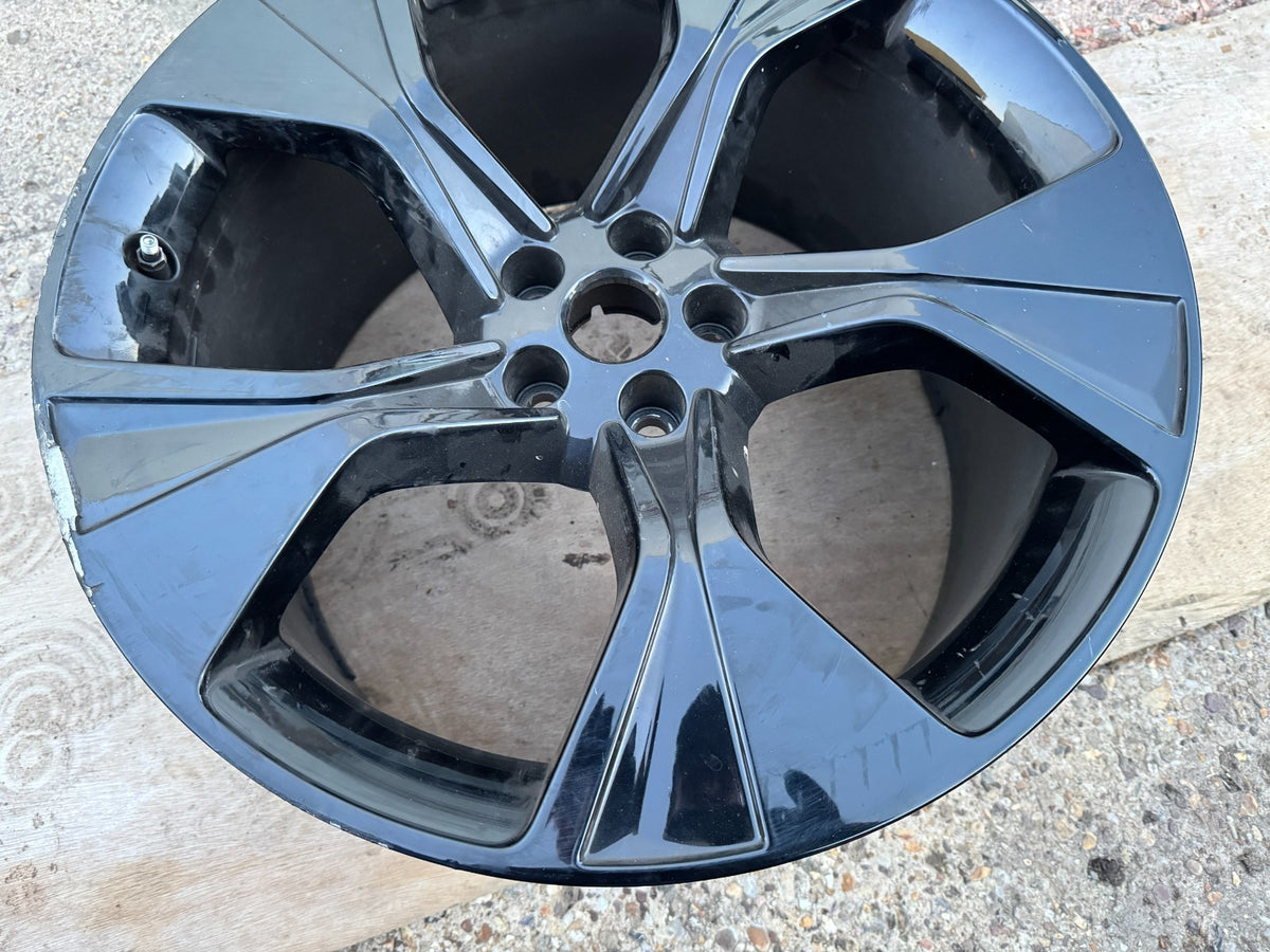 JAGUAR F-TYPE STYLE 5102 20" ล้อแม็กสีดำ T2R43122 ด้านหลังเสียหาย ล้อดุ้ง