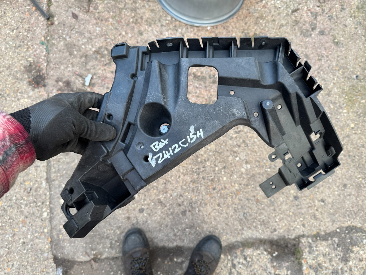 Volvo Xc40 2021-2025 後左側後保桿支架 32386992