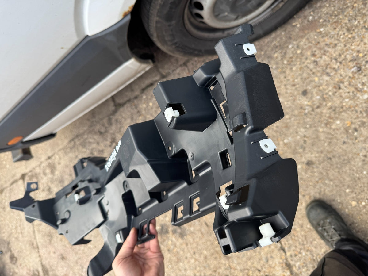 2025 LAND ROVER DISCOVERY 5 L462 LEFT SIDE REAR BUMPER BRACKET HY3217A882A