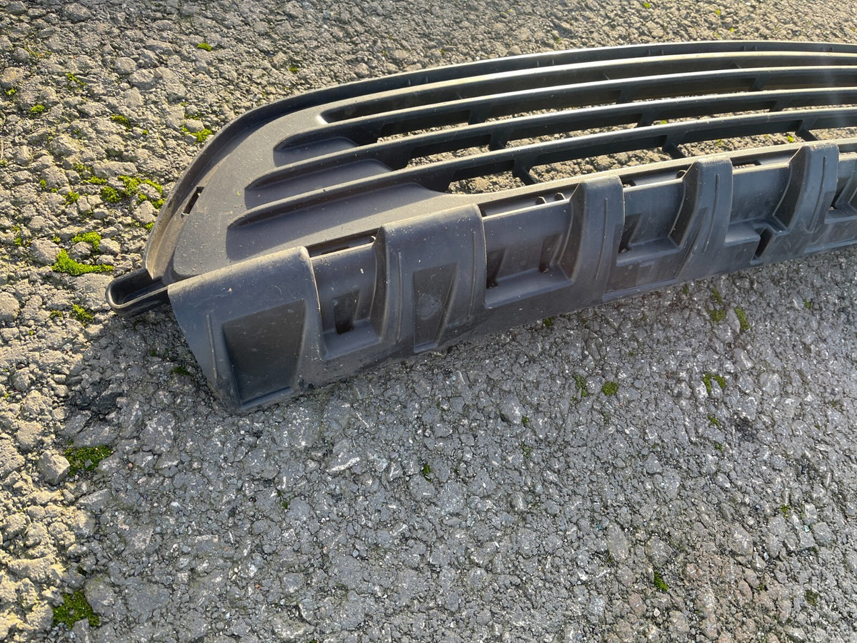 กระจังหน้ากันชนหน้า Vauxhall Vivaro B Renault Trafic 3 แท้ OEM