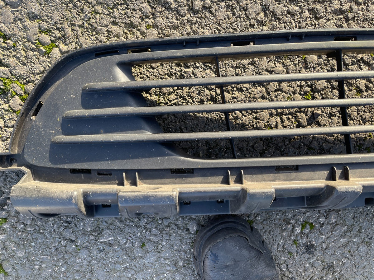 กระจังหน้ากันชนหน้า Vauxhall Vivaro B Renault Trafic 3 แท้ OEM