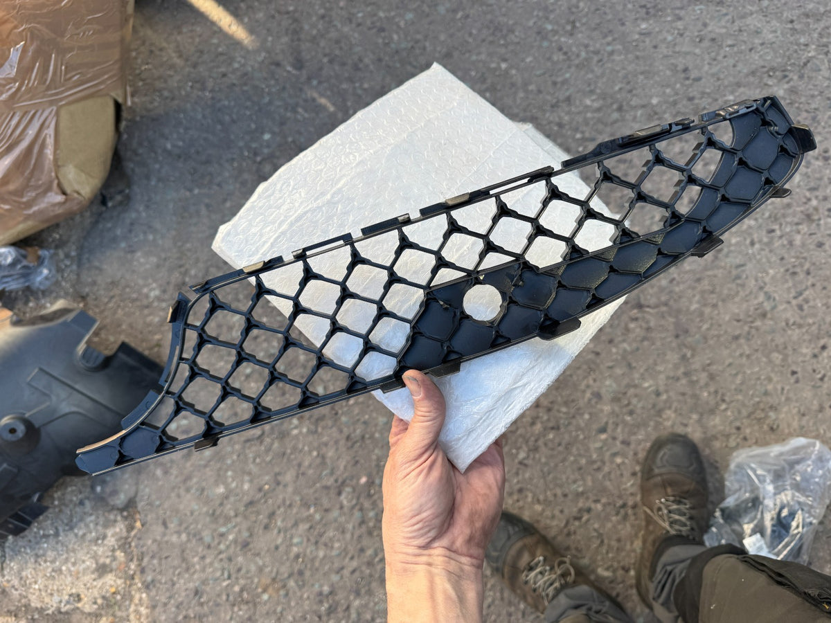 BARU Kisi-Kisi Bawah Bumper Depan Kanan Mercedes CLA 2019-2024 P/N A1188885200