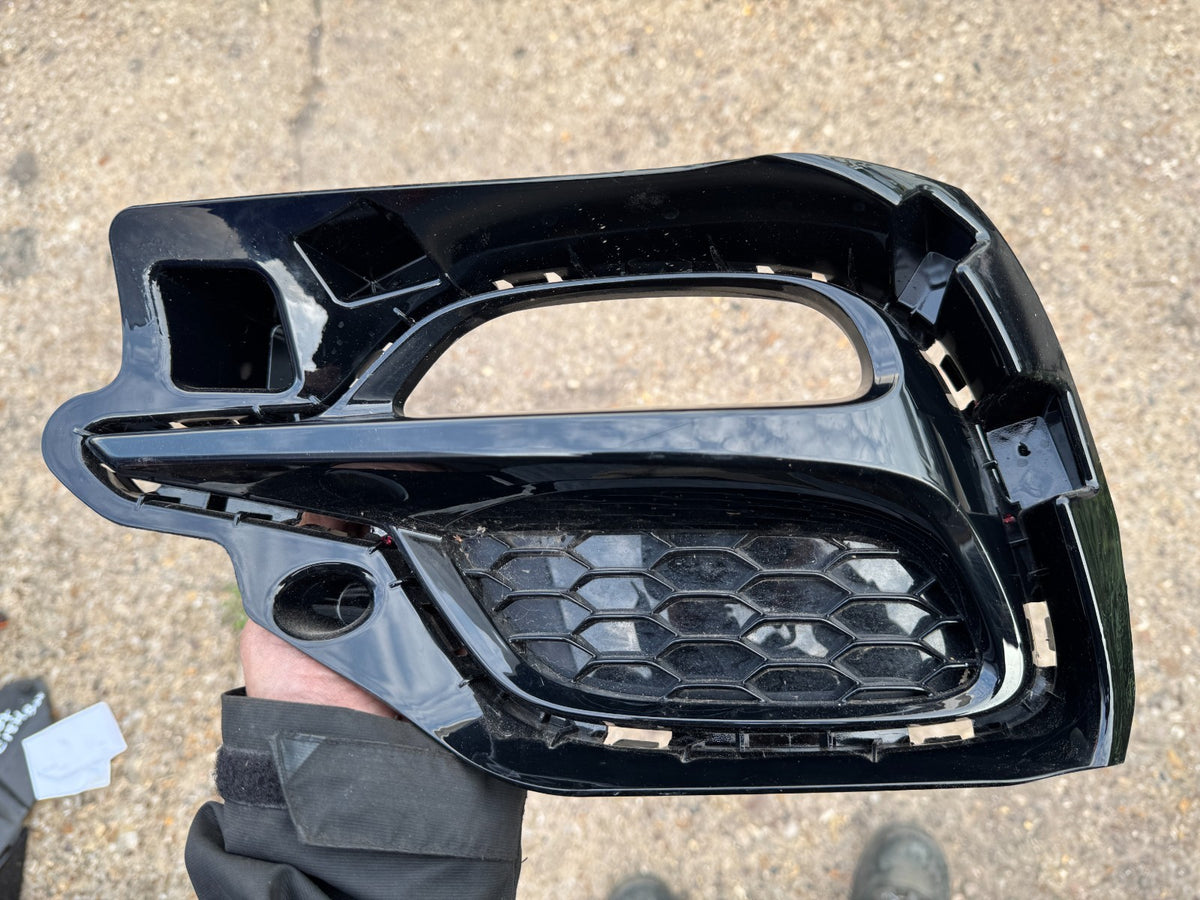 MG ZS 2023 REAR BUMPER GRILL GRILLE TRIM RIGHT SIDE 10694869
