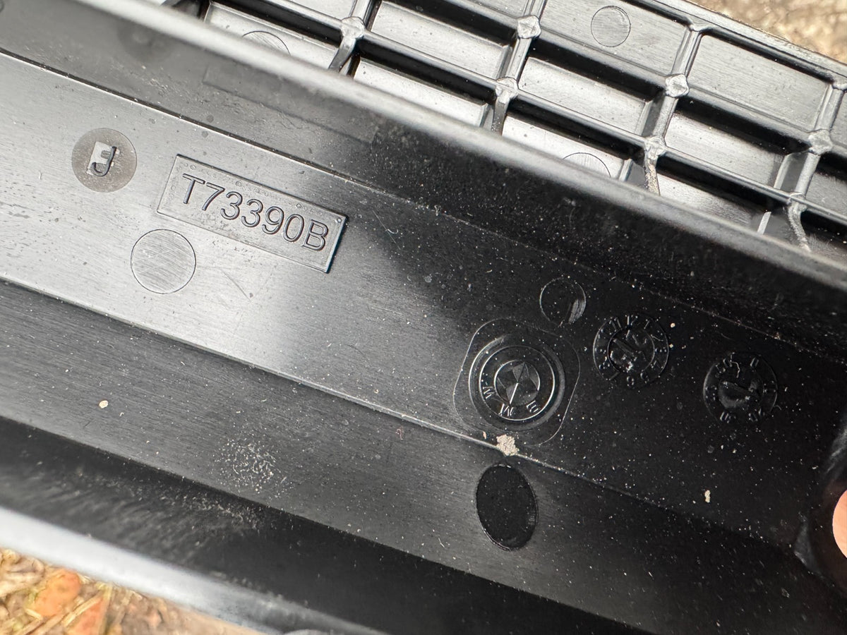 2025 BMW 3 系列 G20 水箱支架 8666839