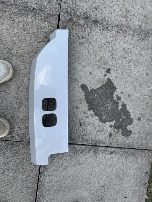 GENUINE LAND ROVER DEFENDER L663 FRAME LAMPU BELAKANG KIRI PUTIH L8B2-28651-ACW