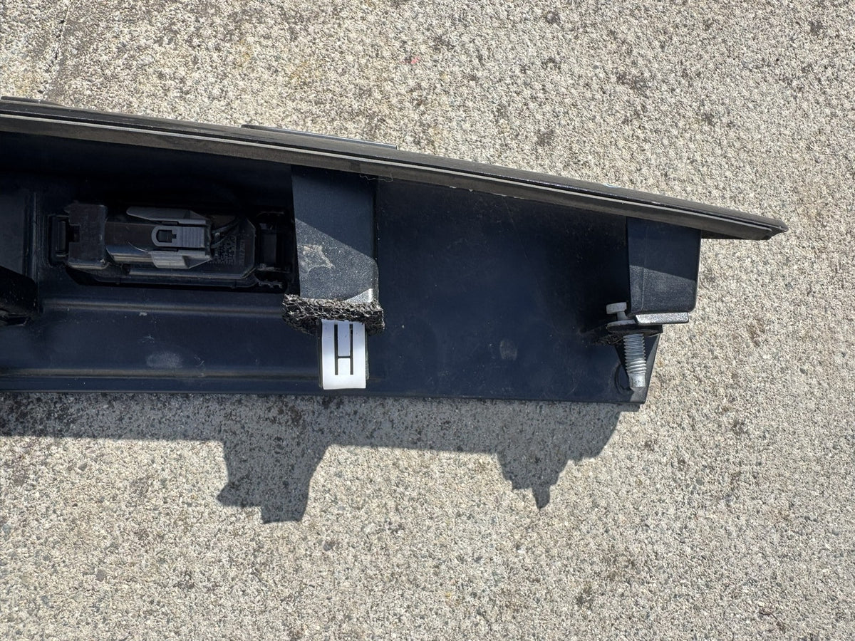 GENUINE LAND ROVER DISCOVERY L462 TAILGATE TRIM PLATE LIGHTS MY42-40406-AE