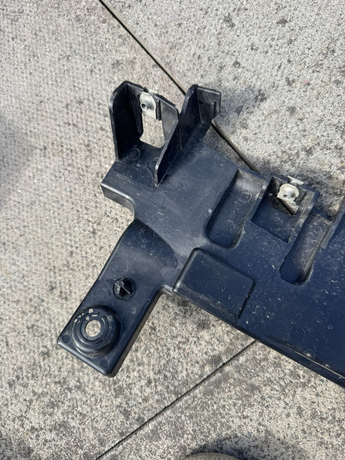 GENUINE RANGE ROVER L460 2022-2024 REAR BUMPER BRACKET CARRIER M8E2-17E800-A